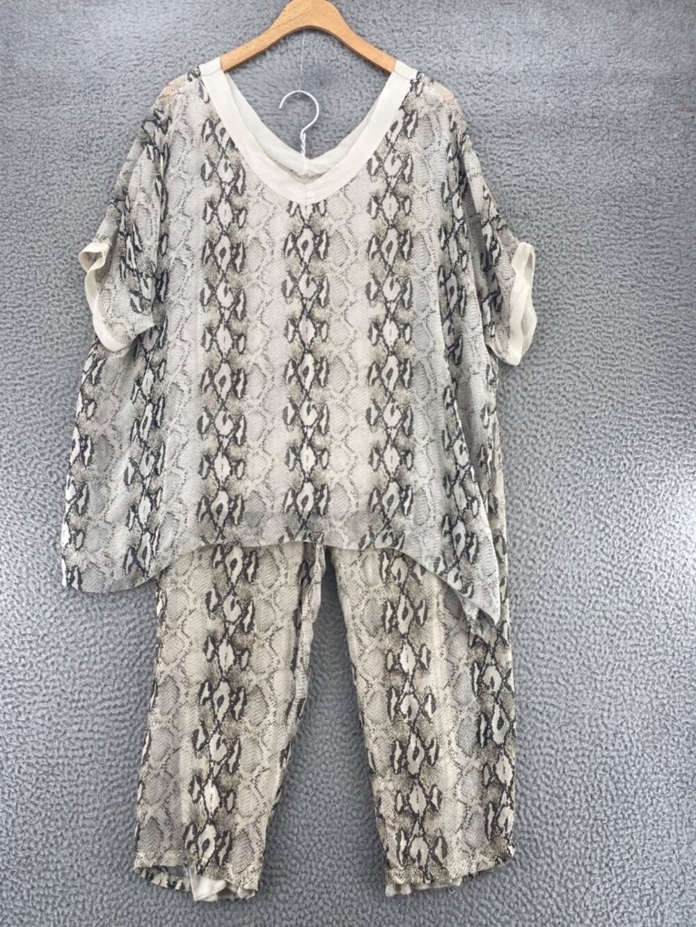 Sofia Pajamas Set Womens Medium Gray Snake Print Silk Blend V Neck Top Crop Pant